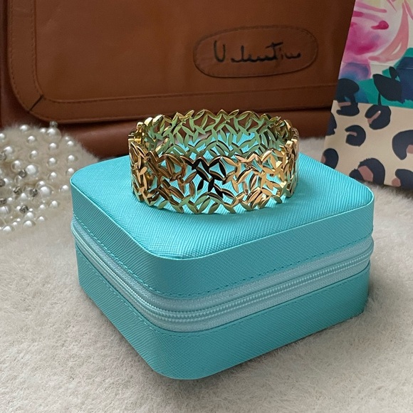 NATALIE✨Stylish Goldtone Fashion Leaf Bangle Bracelet ✨NEW side closure - Picture 8 of 9